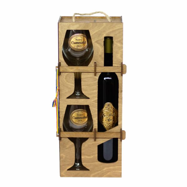 Set vin personalizat in cutie lemn, 2 pahare, Pentru cumatru si cumatra - Cadou