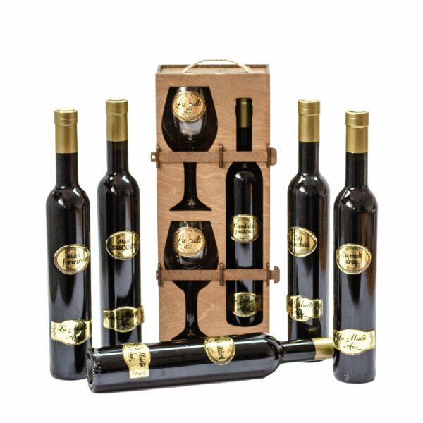 Set vin personalizat in cutie lemn, 2 pahare, Urari de La multi ani - Cadou