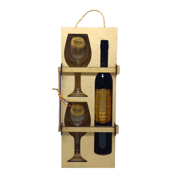 Set vin personalizat in cutie lemn, 2 pahare, Dragii nostrii! Pentru noi voi sunteti definita perfecta a iubirii. - Cadou